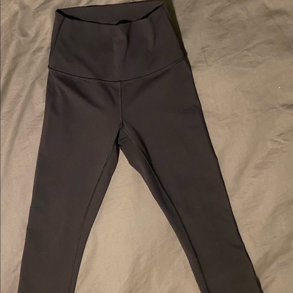Black Lululemon Wunder Under legging. Size 2 - Picture 2 of 4